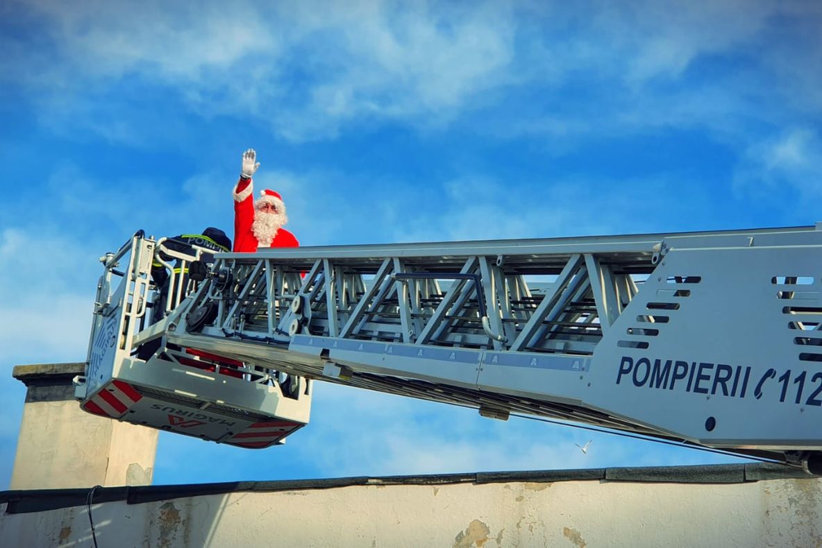 FOTO| Pompierii l-au ajutat pe Moș Crăciun să ajungă la copii cu… autoscara