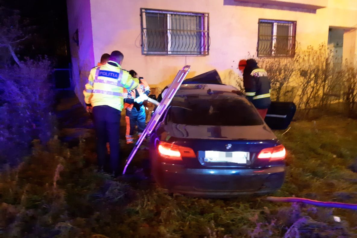  Șofer beat a intrat cu mașina direct intr-un imobil
