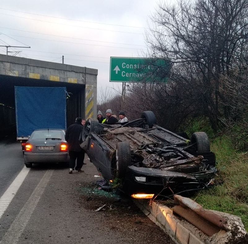FOTO| Mașină răsturnată pe Autostrada București-Constanța