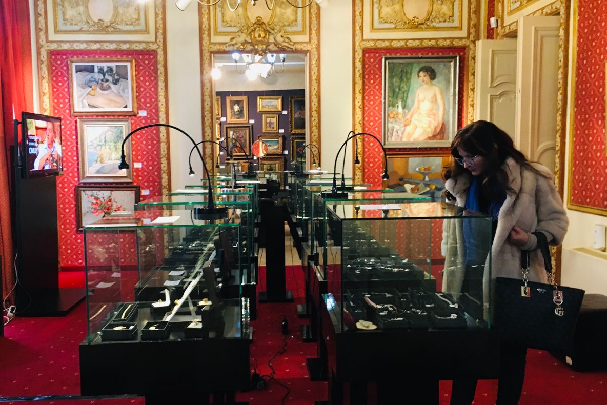 FOTO| Bijuterii de Hollywood, la licitație în România