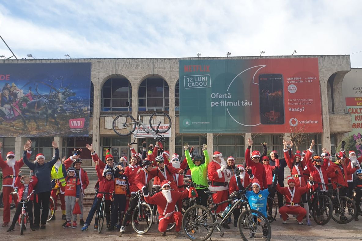 FOTO VIDEO| La Constanța Moș Crăciun vine și pe bicicletă