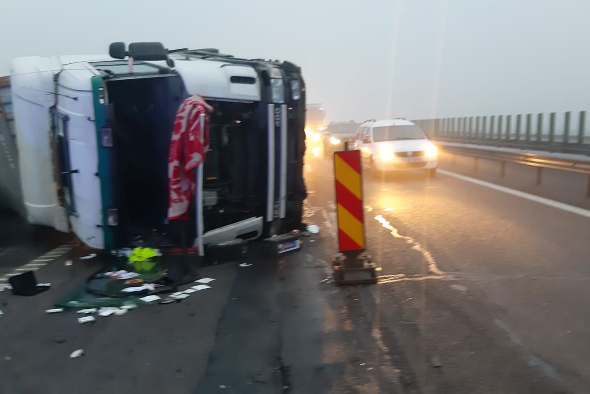 FOTO| Tir răsturnat pe Autostrada București - Constanța