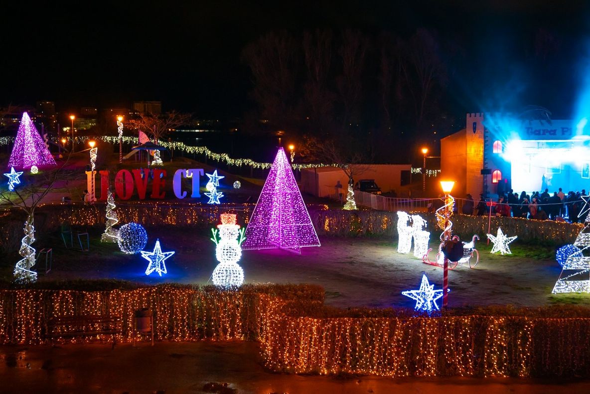 Spectacole de teatru și recitaluri muzicale pe scena Palatului Fermecat