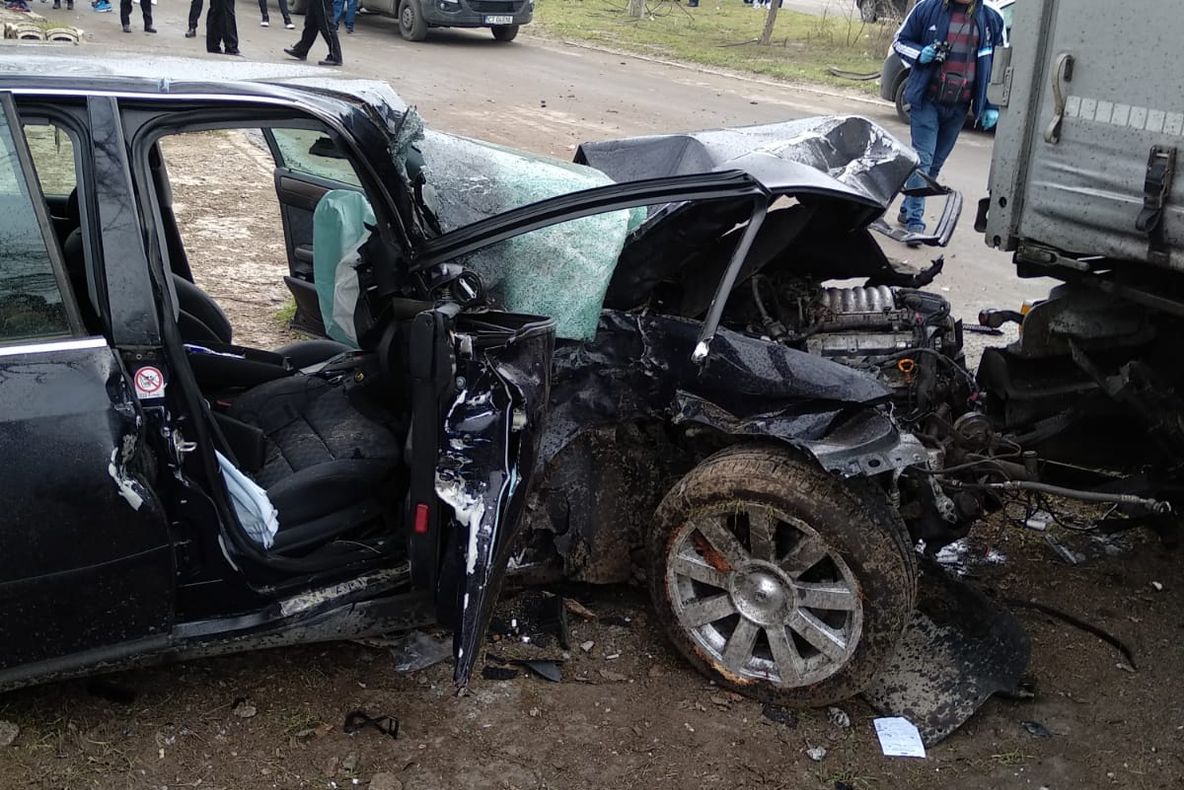 FOTO VIDEO| Viteza face victime. A intrat cu mașina în stâlp