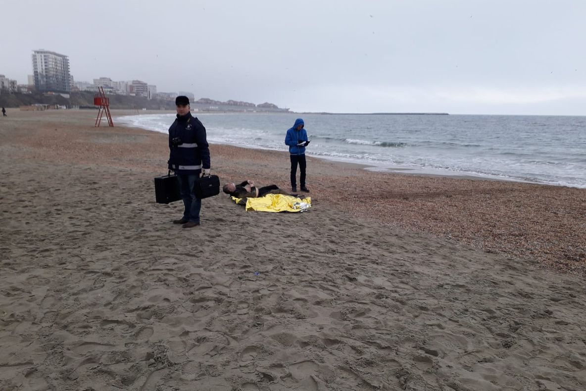 FOTO VIDEO| Descoperire șocantă la mare. Un bărbat, găsit înecat pe  plaja din Constanța
