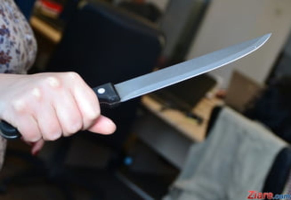 Bărbat în stare gravă la spital după ce a fost înjunghiat de...nevastă!