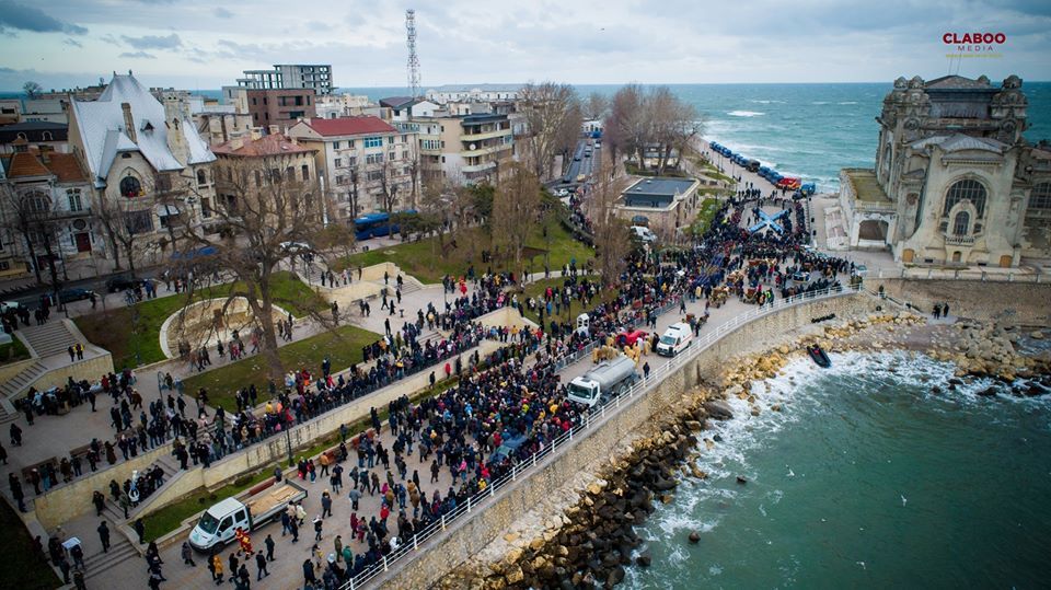 FOTO VIDEO| Mii de constănțeni au asistat, pe faleza Cazinoului, la slujba de sfințire a apelor