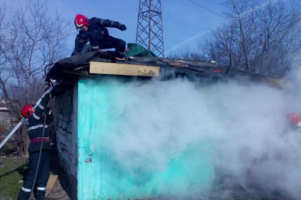 FOTO VIDEO| Incendiu la Constanța. O persoană a suferit atac de panică