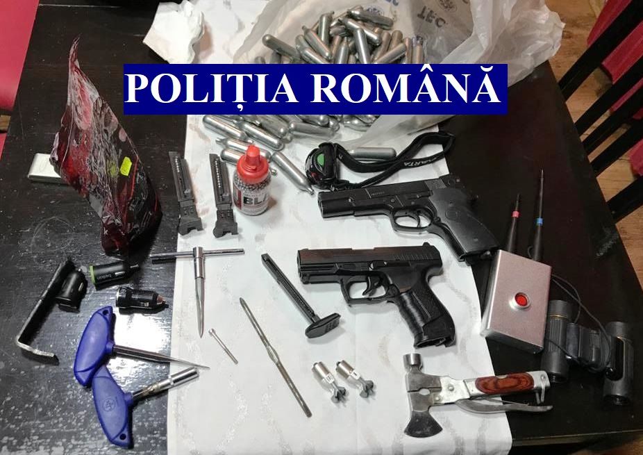 Percheziții la hoții de mașini. Cinci persoane reținute