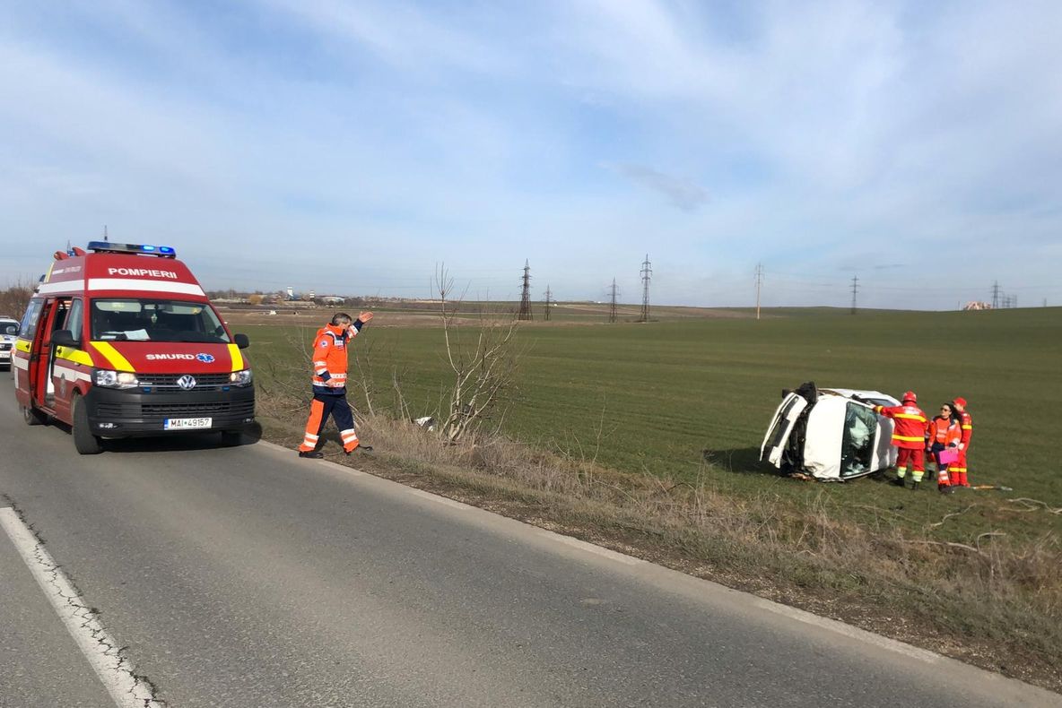S-a răsturnat cu mașina pe câmp