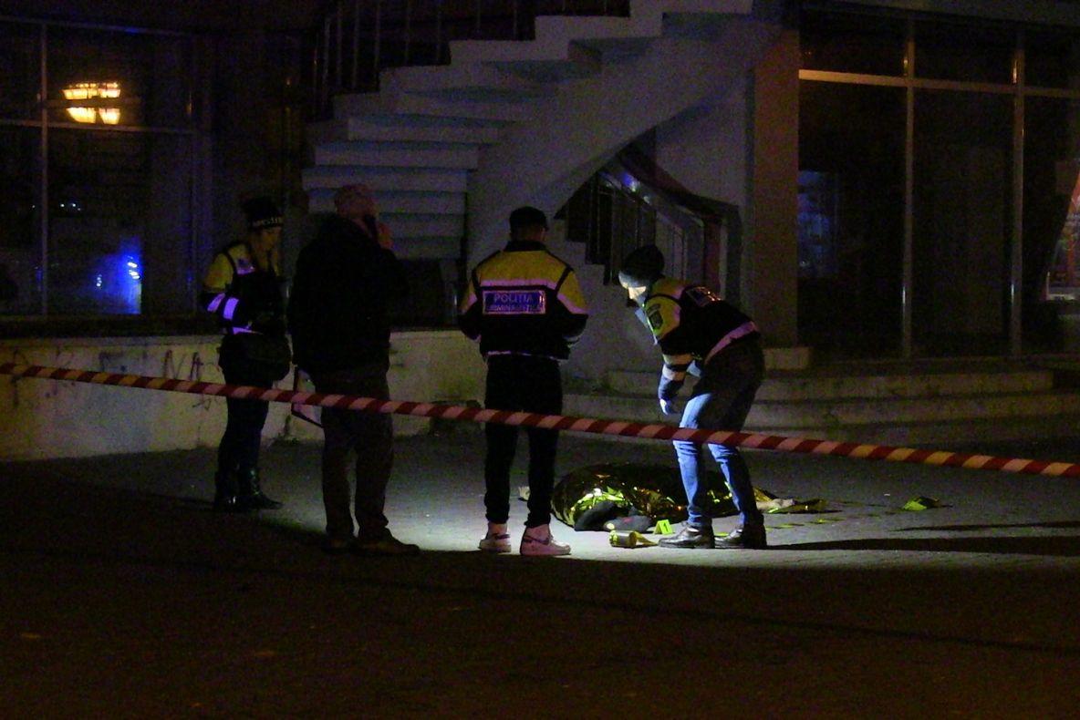 FOTO| Moarte tragică: Un tânăr s-a aruncat de la etajul șase al unui bloc