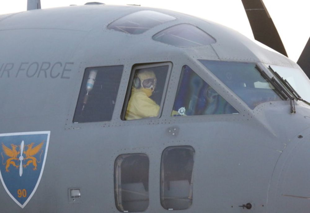 CORONAVIRUS. Doi români din Wuhan, transferați în regim ultrasecurizat la București (FOTO)