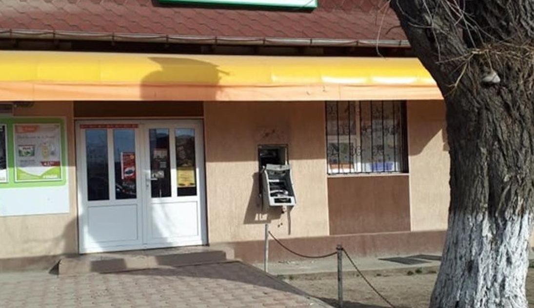 Bancomat aruncat în aer la Constanţa. Hoţii au furat toţi banii