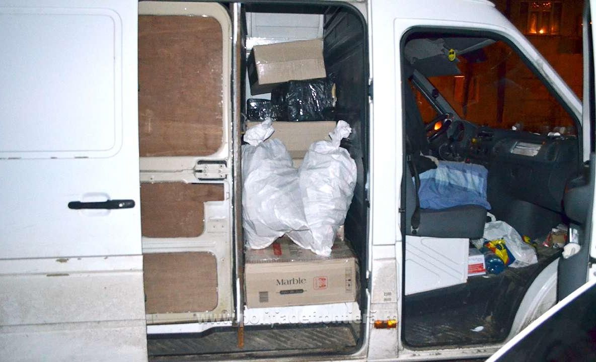 Peste 8.000 de pachete cu țigări de contrabandă, descoperite de polițiștii de frontieră. UPDATE