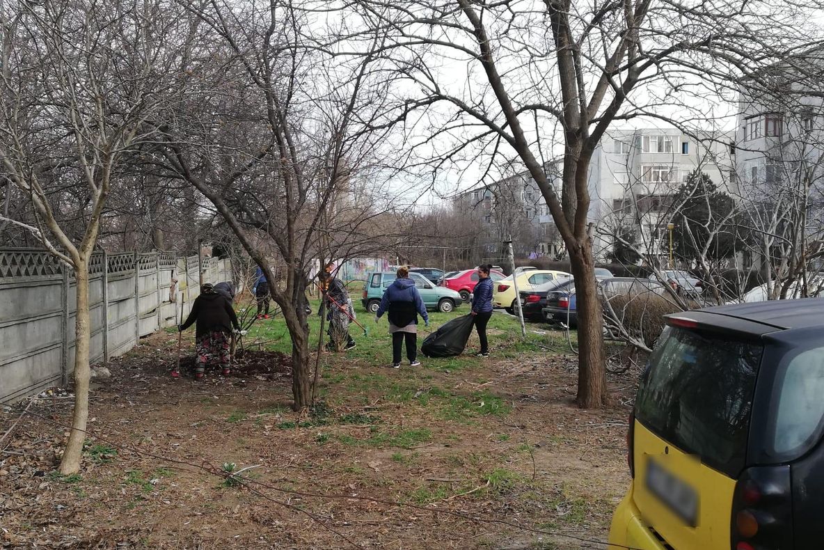 Primăria scoate asistații social la curățenie