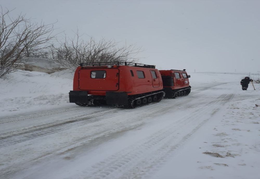 VIDEO| Intervenții prin nămeți. Gravidă preluată cu șenilata