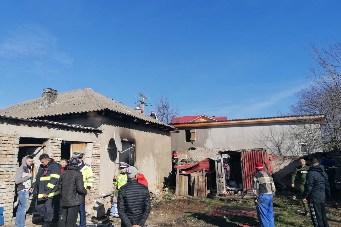 FOTO| Incendiu la o casă din Palazu Mare