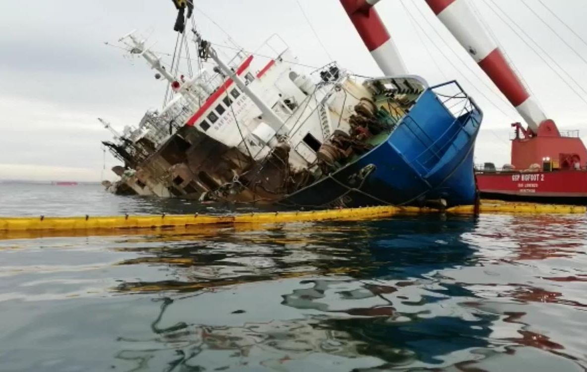 FOTO VIDEO| Operațiunea de ridicare a navei cu oi din Portul Midia a eșuat la două ore după ce a început