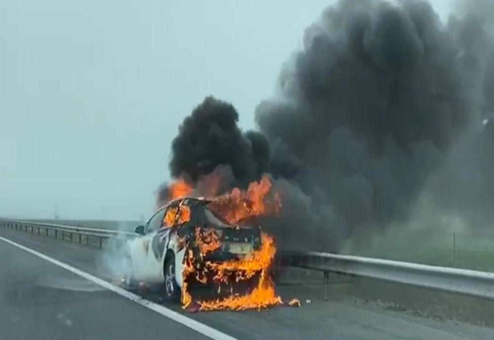 FOTO VIDEO| Mașină în flăcări pe Autostrada Soarelui