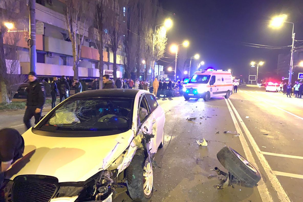 FOTO| Trei mașini implicate într-un accident în Mamaia. Cinci victime