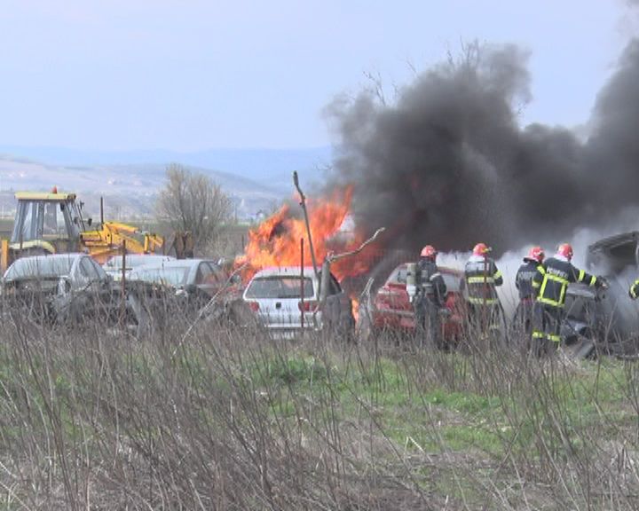 Incendiu puternic într-un apartament din Constanța. 15 persoane evacuate, trei la spital