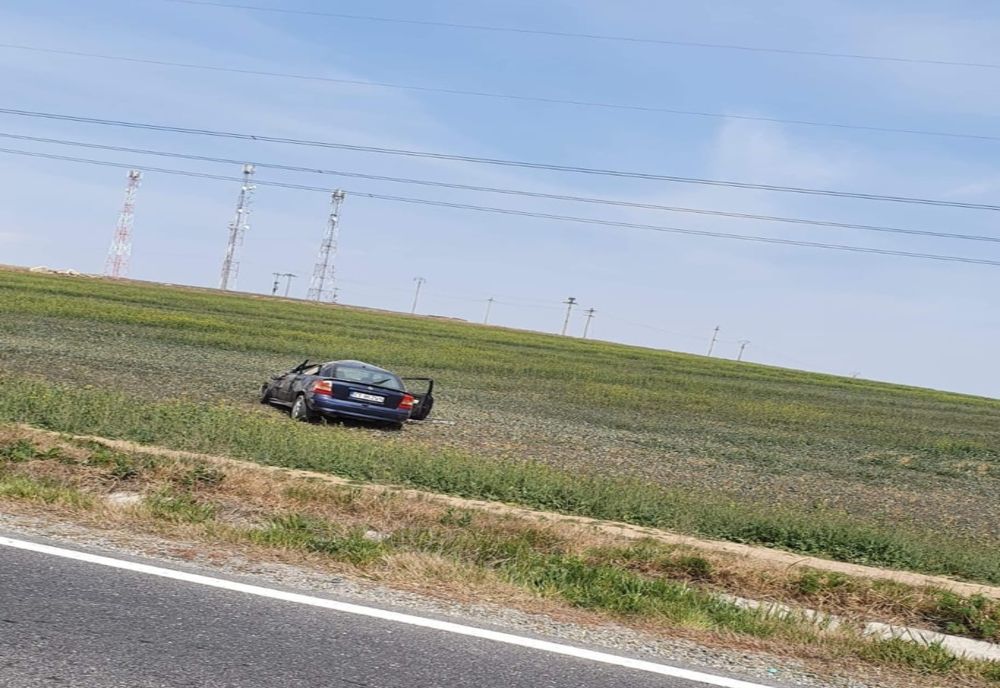 S-au răsturnat cu mașina pe câmp. Trei victime în urma unui accident
