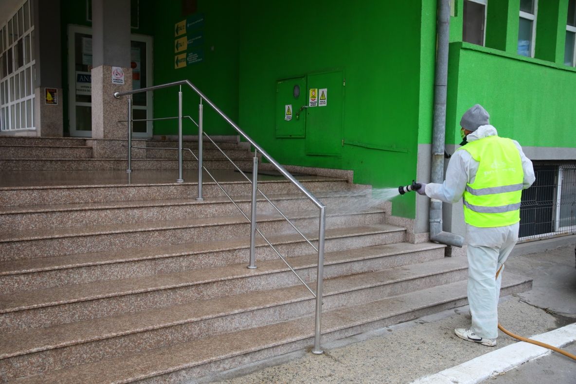 Continuă acțiunile de dezinfecție în cartierele constănțene