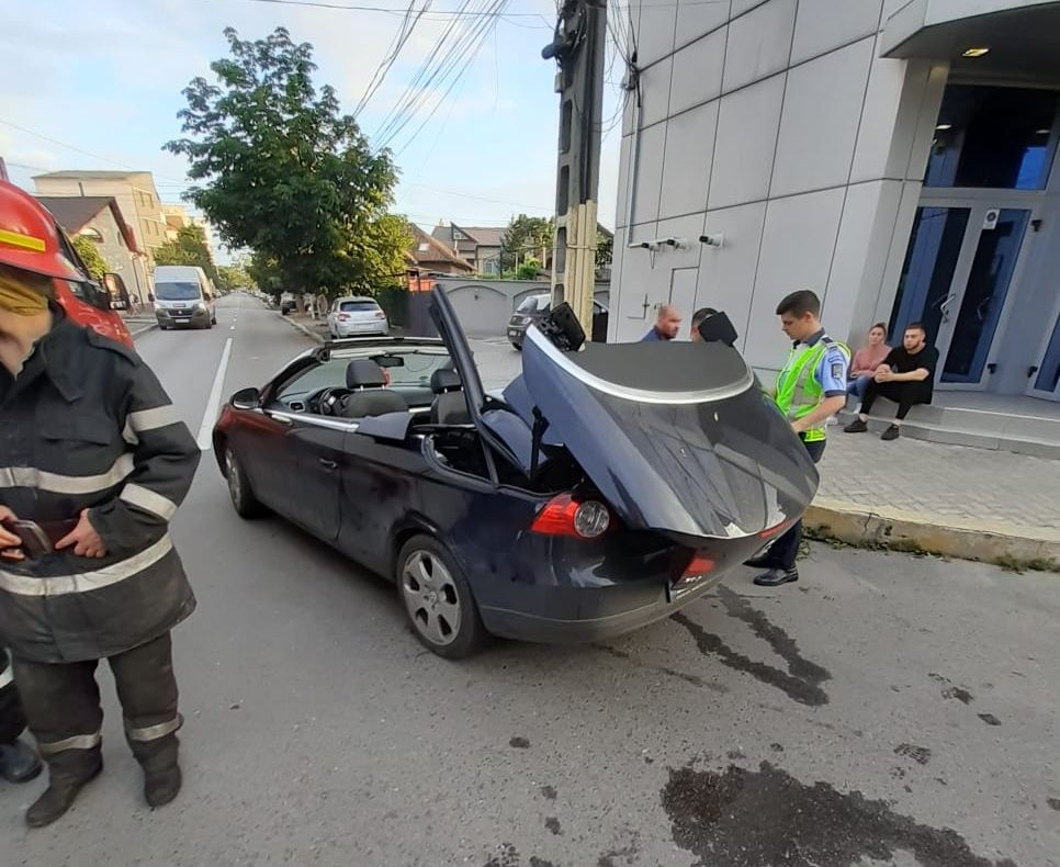 În comă la spital, după ce și-a prins capul în sistemul de decapotare al mașinii