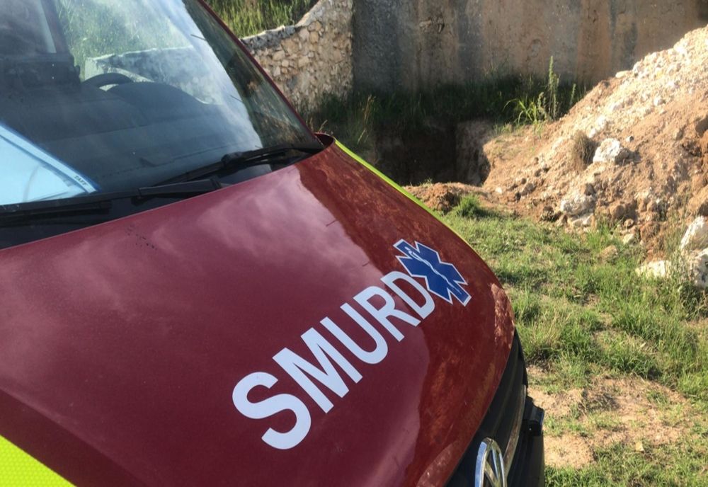 FOTO| Copil căzut într-o groapă. Intervin pompierii