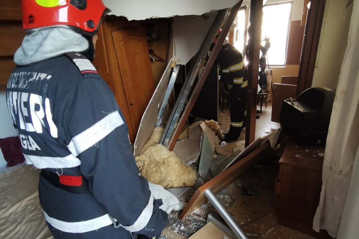 FOTO| Trei răniți, după o explozie într-o casă din Constanța 