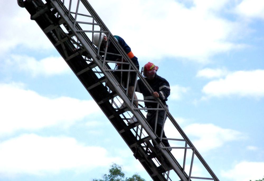 La un pas de tragedie! O copilă a ramas blocată din cauza unei poze