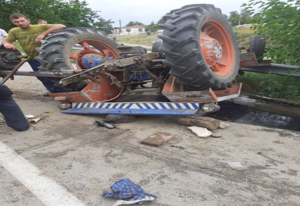 Bărbat rănit grav după ce s-a răsturnat cu tractorul și a rămas prins sub utilaj
