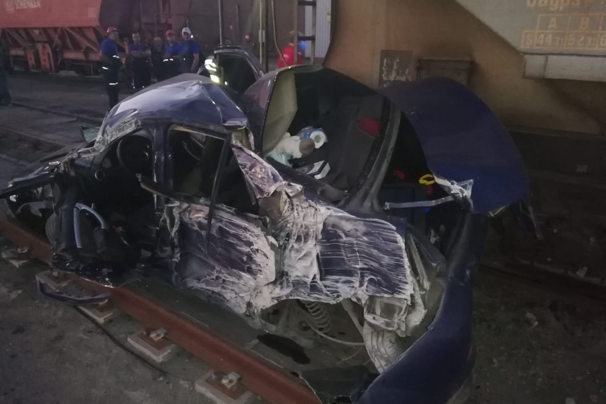 FOTO| Autoturism lovit de tren în Portul Constanța. O persoană încarcerată