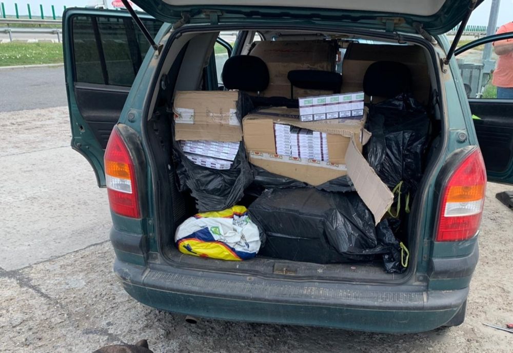 FOTO| Flagrant pe autostradă. Bărbat arestat preventiv pentru contrabandă cu ţigări