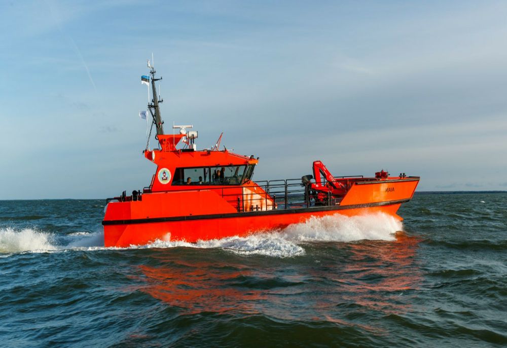 Ambarcațiune cu patru persoane la bord , în pericol de scufundare