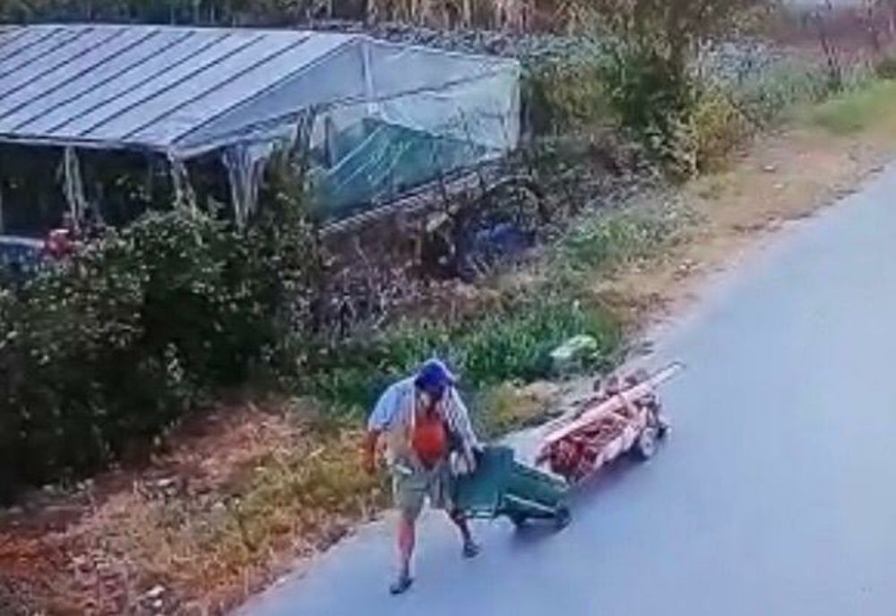 VIDEO| Incident șocant! Un bărbat a fost prins de poliție în timp ce își ducea tatăl mort la cimitir, într-un cărucior