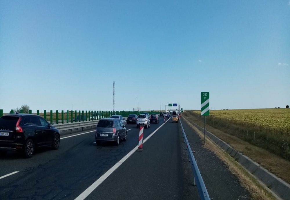 Două autoturisme implicate într-un accident rutier pe A2