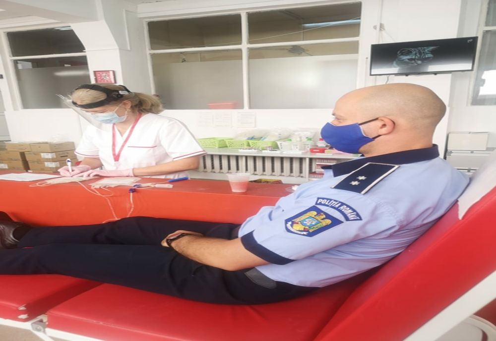 Poliţiştii gorjeni donează sânge pentru colegul lor aflat în stare gravă la Spitalul Constanţa