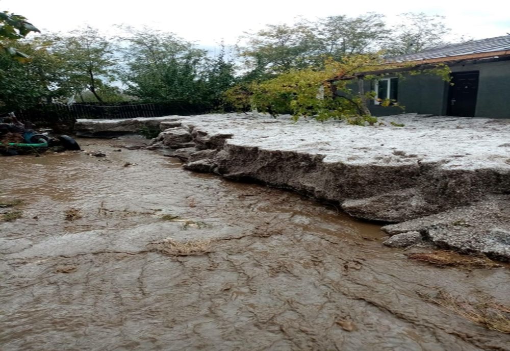 FOTO| Localitate din județul Constanța acoperită de un strat de grindină care a atins chiar şi un metru grosime