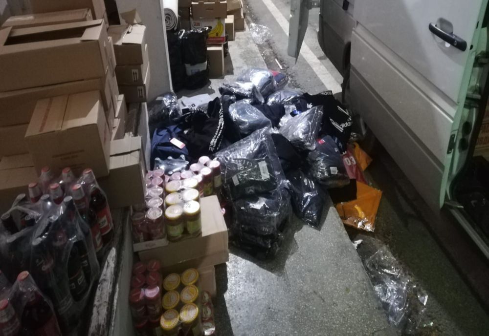 FOTO| Bulgar prins cu haine contrafăcute în valoare de peste 77.000 lei la Vama Veche