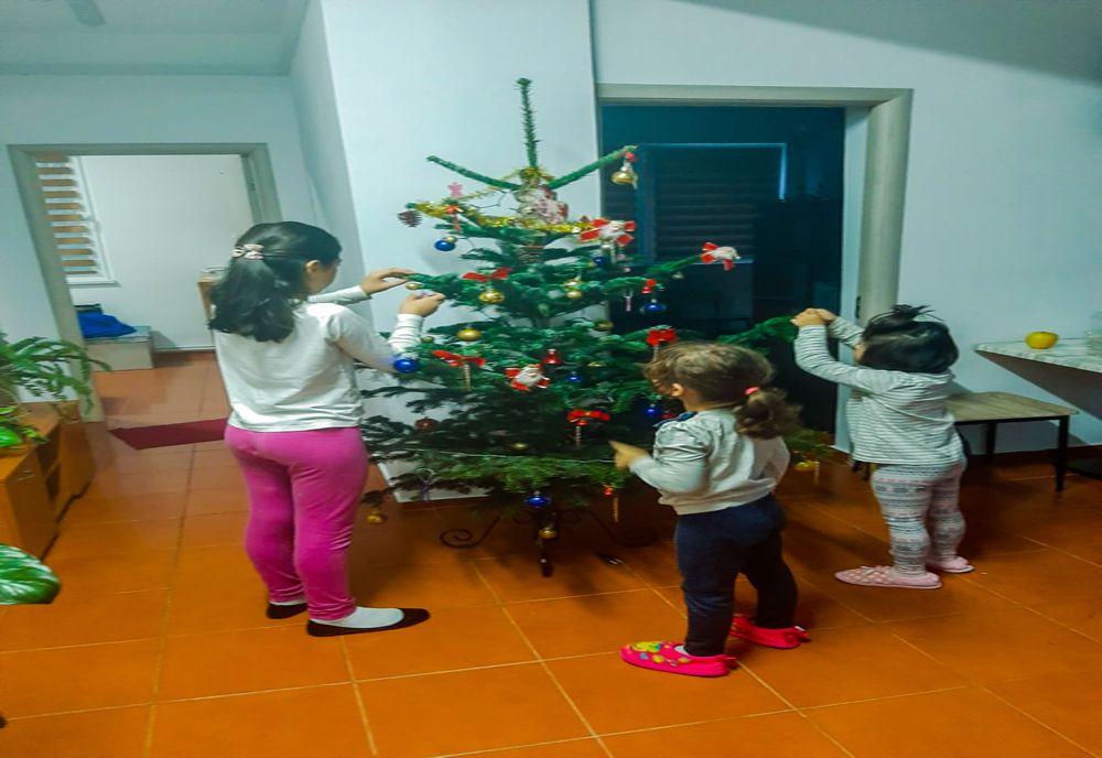 Copiii victimelor violenței domestice îl roagă pe Moș Crăciun să facă o minune și pentru mămicile lor!