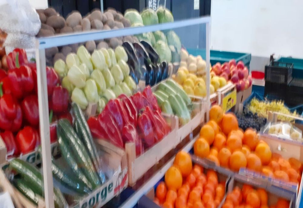 Se redeschid piețele în spații închise, cu reguli stricte de protecție