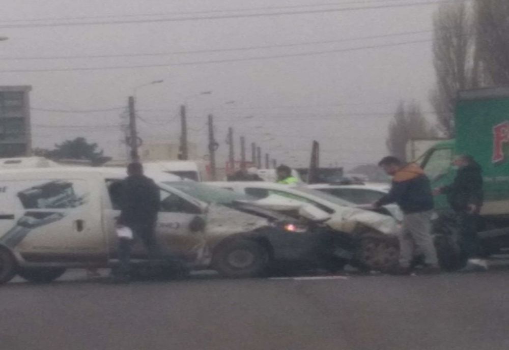 Trei mașini implicate într-un accident. O persoană rănită