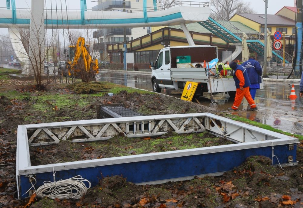 FOTO| Primăria Constanța a început demontarea panourilor publicitare din oraș  