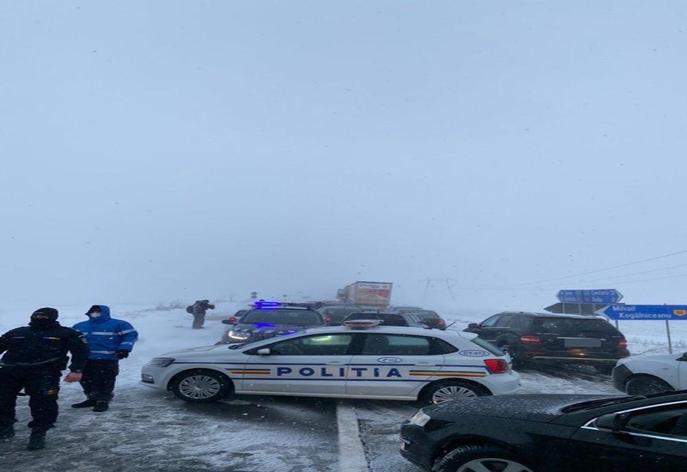FOTO Șoferii atenționați de autorități. „Nu încurcaţi acţiunile de deszăpezire!”