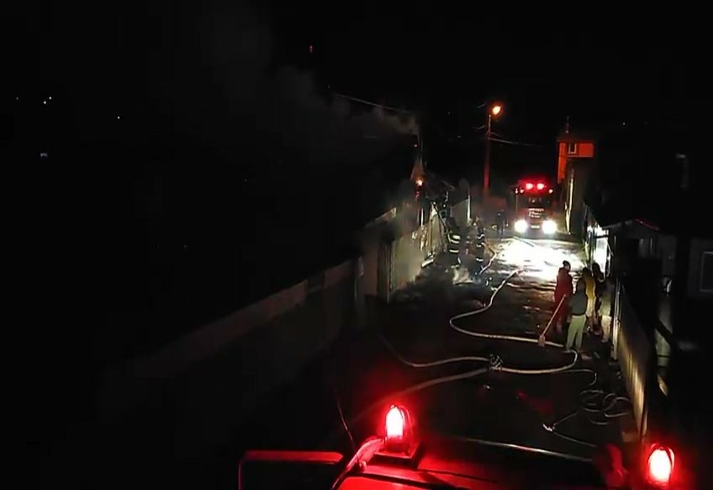 FOTO VIDEO |Incendiu violent în  Măcin. De la ce au pornit flăcările     