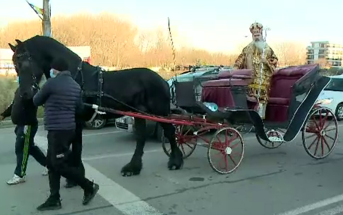 ÎPS Teodosie în caleașcă, la procesiunea de Sfântul Haralambie