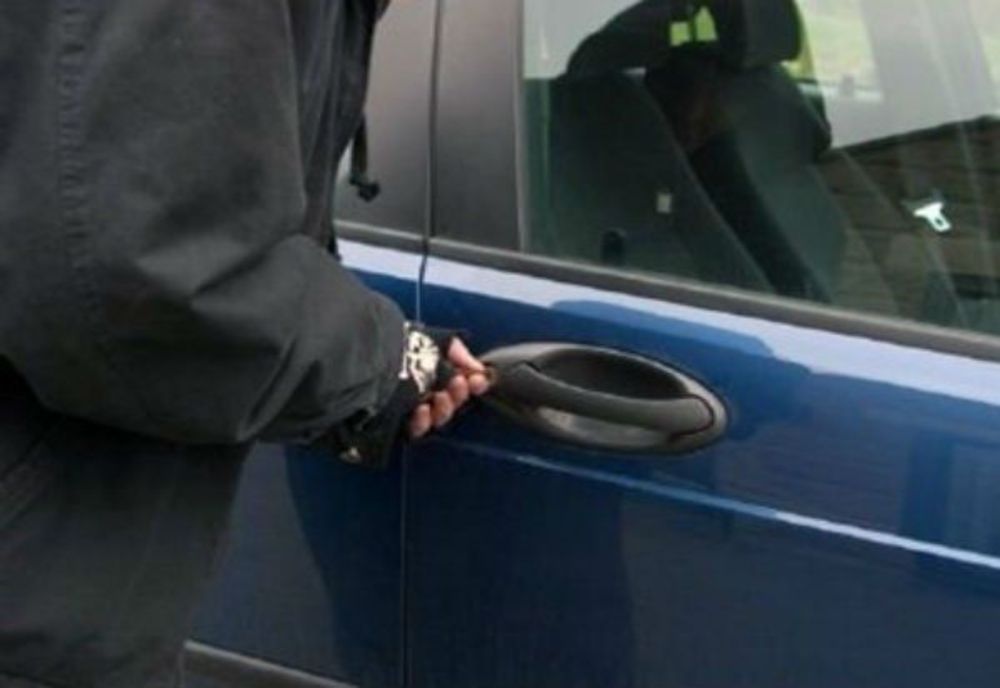 Autoturism furat din Năvodari, găsit de poliţiştii din Moineşti