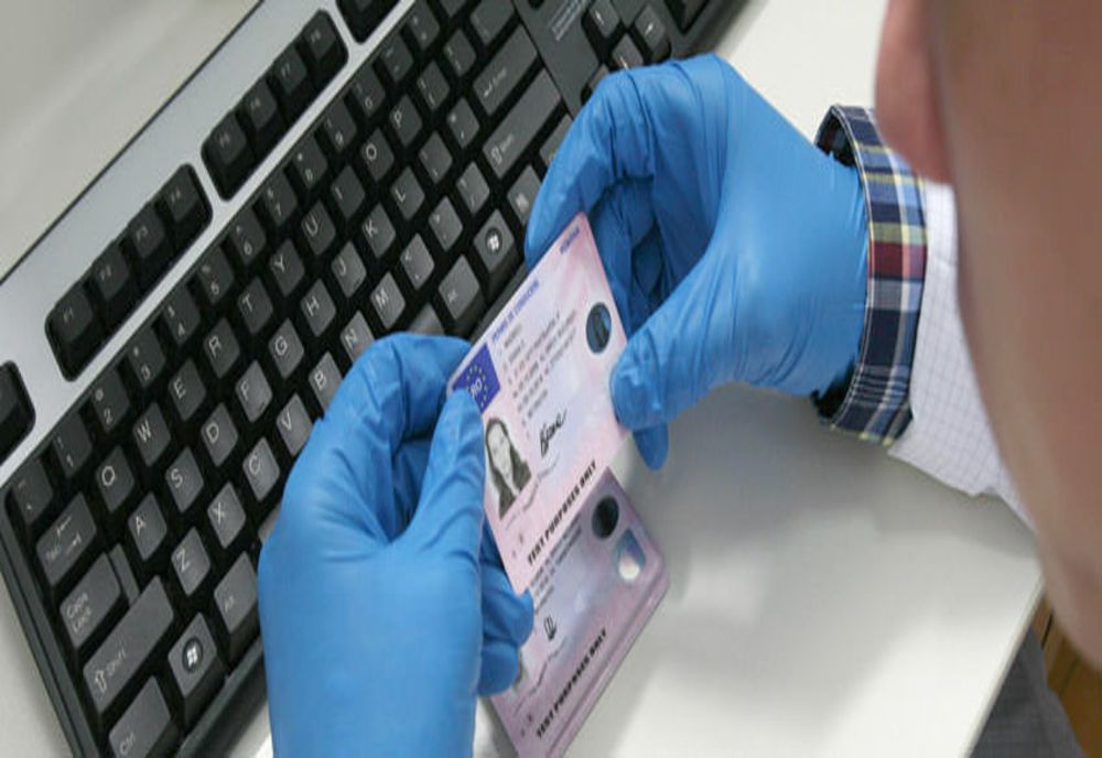 Depistat cu permis de conducere fals