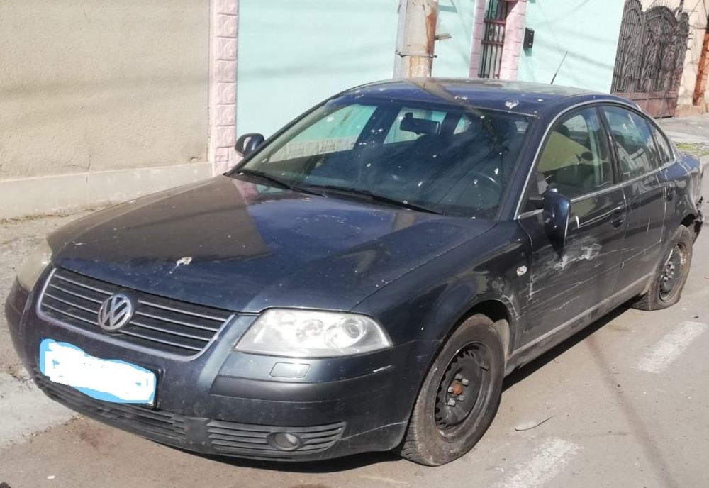 A lovit două mașini, beat și fără permis, după care a fugit. Cum s-a terminat